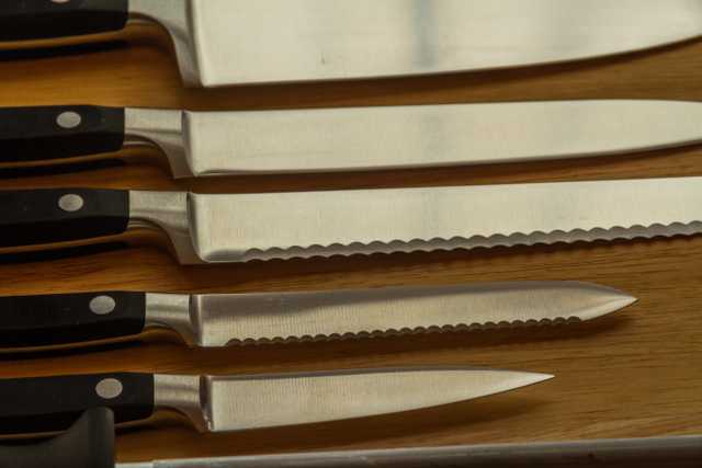 HOW OUR KNIFE SHARPENING WORKS